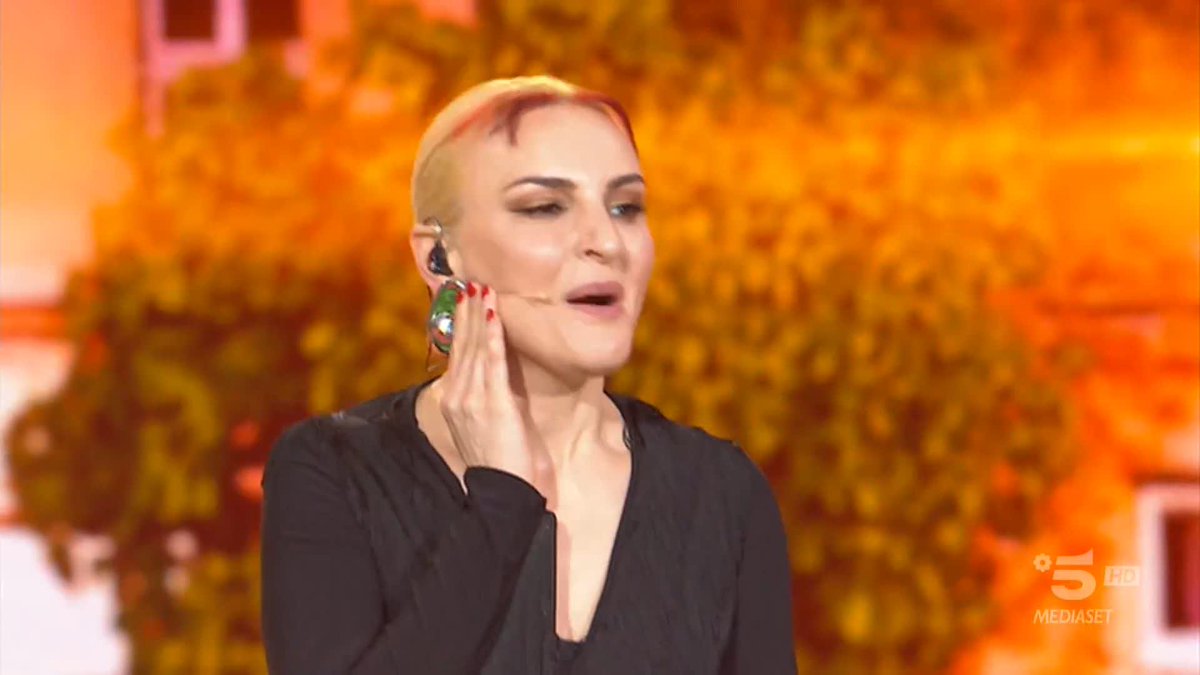 La poliedricità della signora Rosalba Pippa che arriva, canta divinamente, aziona la modalità campionessa di Ballando con Le Stelle, senza sgarrare una virgola. #Amici22