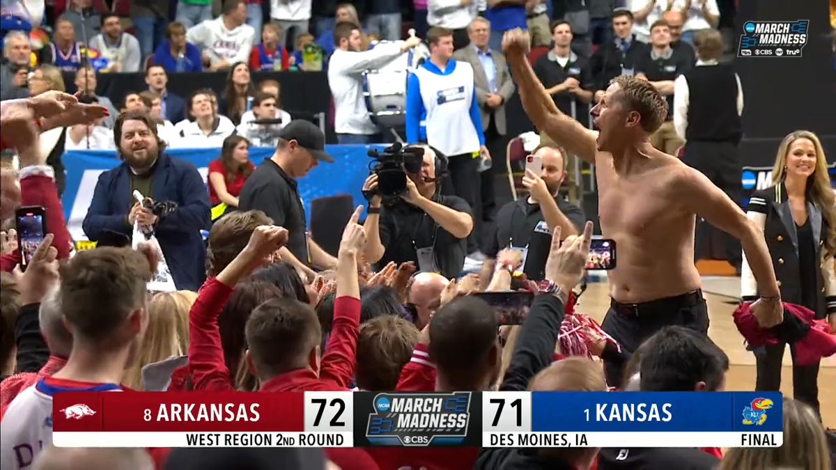 Arkansas head coach Eric Musselman is fired up after beating 1-seed Kansas 😭