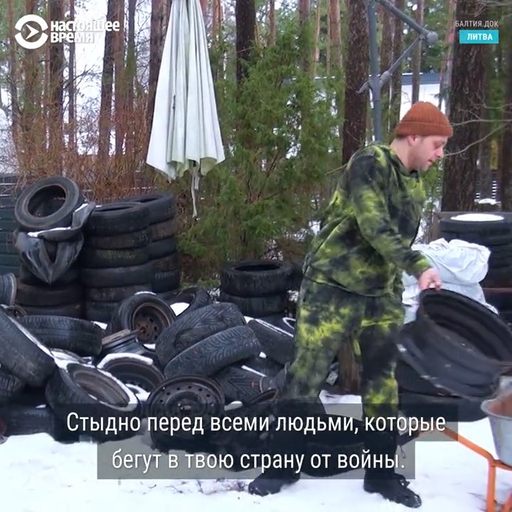 "Стыдно перед всеми людьми, которые бегут в твою страну от войны". В литовском городе Шяуляй придумали создавать печи-буржуйки из старых автомобильных дисков для отправки в Украину. Идея проста и экономична. За день группа волонтеров создает около 50 таких печей