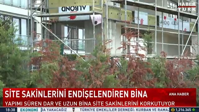 Site sakinlerini endişelendiren bina... Yapımı süren dar ve uzun bina site sakinlerini korkutuyor.