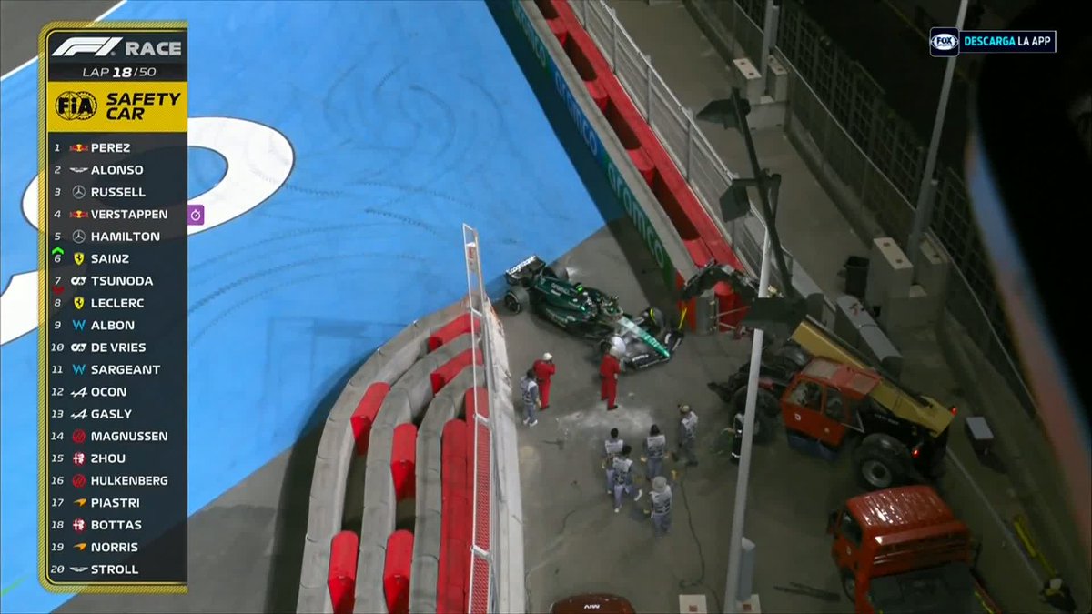 ¡TENEMOS SAFETY CAR! 🟡 Stroll tuvo problemas con su auto. Checo aprovecha la oportunidad para ir a boxes. #F1xFSMX