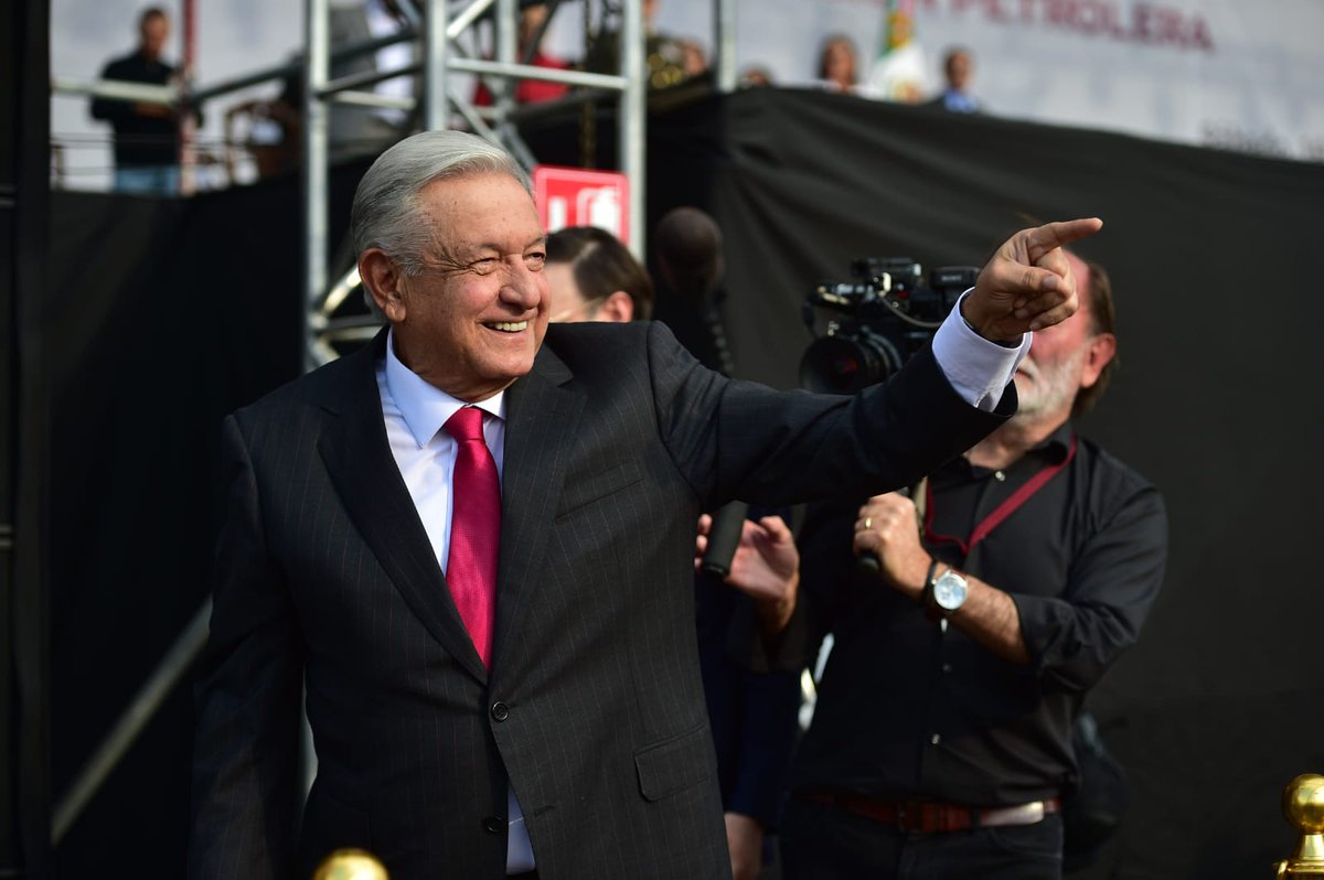 Intervencionismo... ¡No! Oligarquía... ¡No! Corrupción... ¡No! Clasismo... ¡No! Racismo... ¡No! Libertad, honestidad, justicia social, democracia, igualdad, soberanía... ¡sí! ¡Viva la Expropiación Petrolera! ¡Viva el general Lázaro Cárdenas! ¡Viva México!