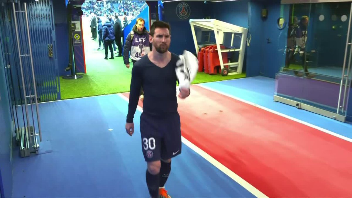 Messi, solo rumbo al vestuario tras la derrota vs. Rennes. ¿Qué pasará por su cabeza en este momento? 📺 Mirá la #Ligue1 por #StarPlusLA