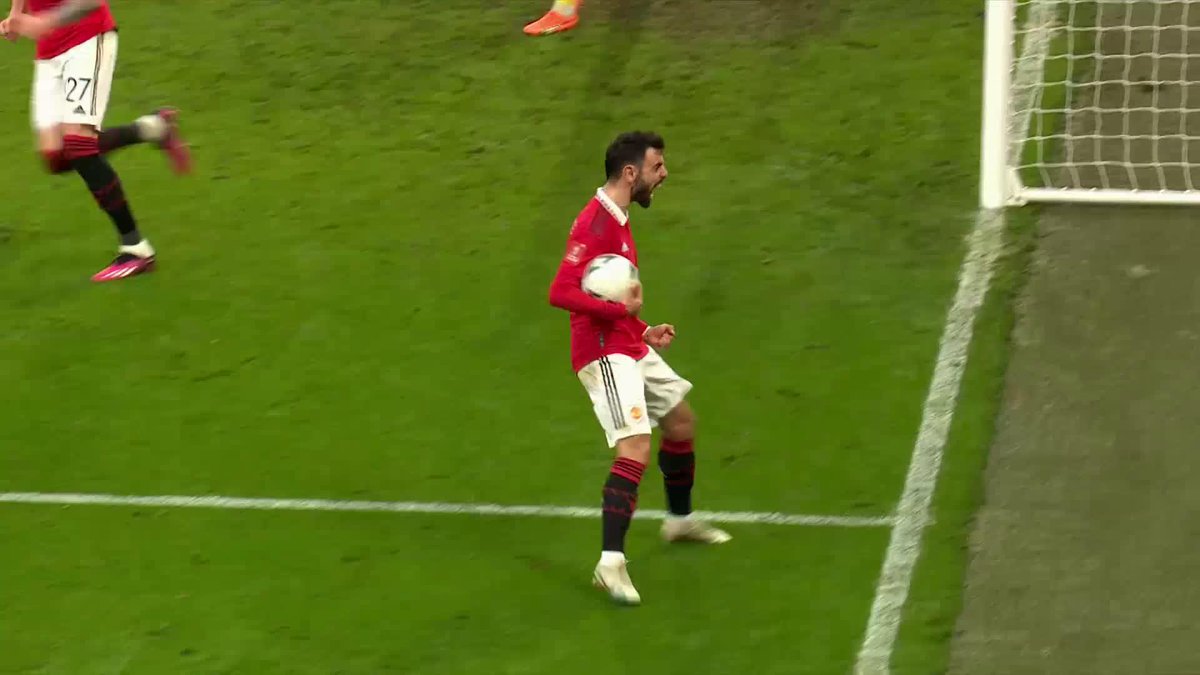 Drama at Old Trafford! Mitrovic, Willian and Marco Silva are all shown red cards 🟥 Fernandes levels from the spot before Sabitzer puts United 2-1 🎯 What a few minutes 😅