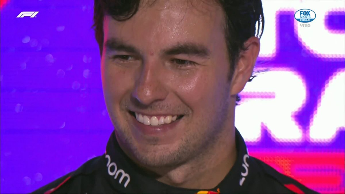 ¡NUESTRA BANDERA EN LO MÁS ALTO! 🇲🇽 ¡SUENA EL HIMNO NACIONAL DE MÉXICO! Checo hace que se entone nuestro himno en Arabia Saudita. ¡Gracias por eso, Pérez! Imposible no emocionarse. 🥹 #F1xFSMX