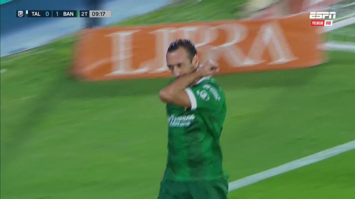 ¡Le rompió el arco! Brahian Alemán pateó el penal a pura potencia y puso el 1-0 de Banfield en Córdoba ante Talleres. #LigaProfesional 🇦🇷 ▶️ Suscribite al Pack Fútbol en ->