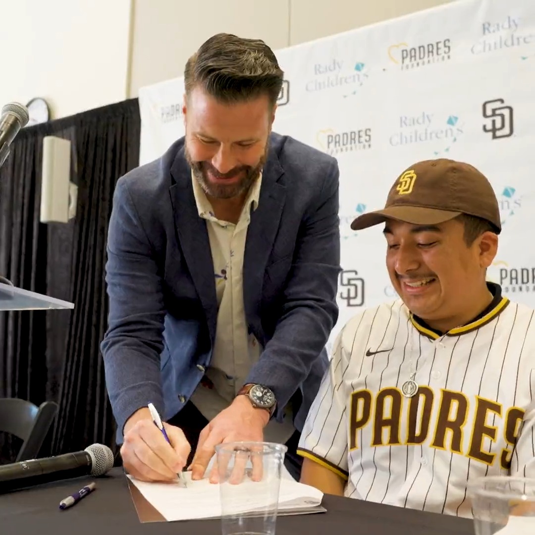 A weekend well spent at #PadresST 💛 Teens from Rady Children's Hospital-San Diego each signed a 72-hour contract with the Padres and had the chance to spend time with players and staff during a special trip to Arizona!