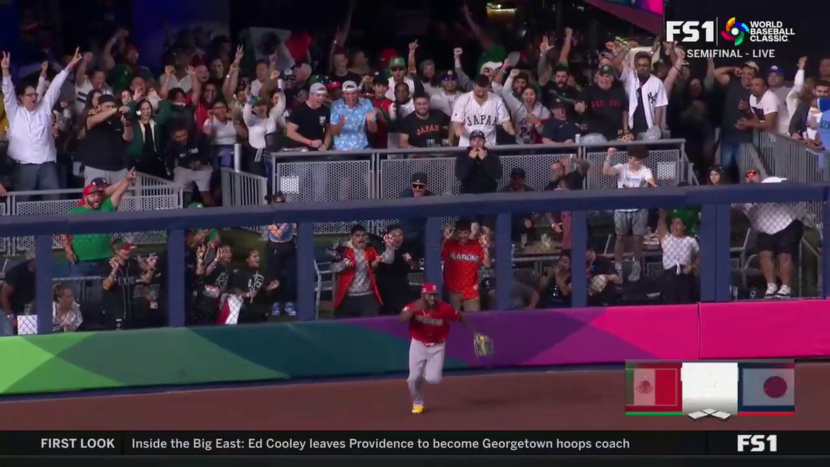 Another Randy catch at the wall followed by a ball launch into the crowd 💪😅 Highly doubt there is another human out there having as much fun as this man.