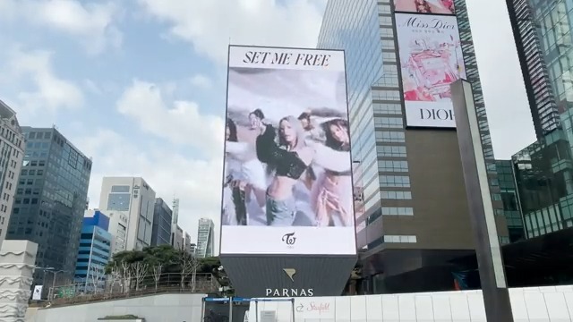 TWICE 12TH MINI ALBUM "READY TO BE" #SETMEFREE at PARNAS MEDIA TOWER 📌Listen "SET ME FREE (Remixes)" Here🗝 #TWICE #트와이스 #READYTOBE