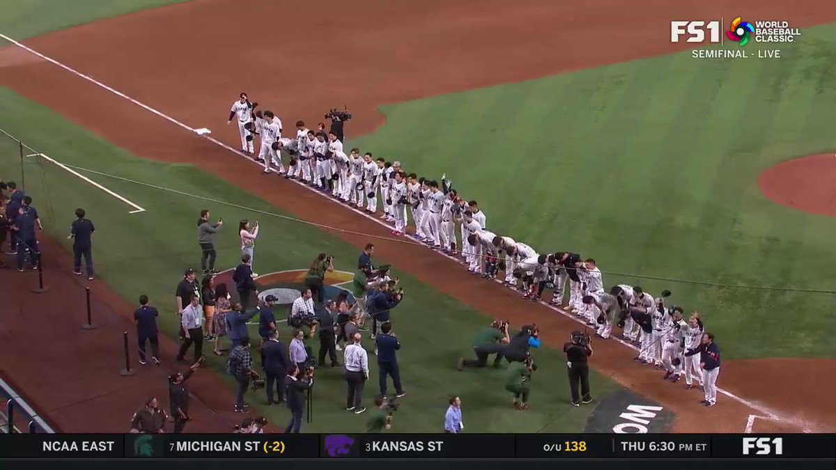 Nothing but respect 🇯🇵 Team Japan bows to their fans and Team Mexico after walking it off 👏