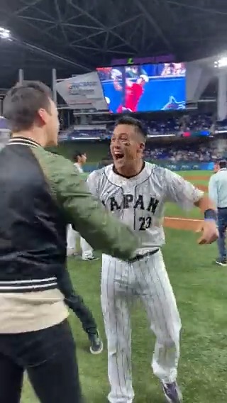 興奮のあまり、インタビュアーと3回連続で強強ハグしちゃうヌートバーさん好き。2回目のハグ終わりにぶつかったカメラマンを気遣う人間性も大好き。 #WBC2023
