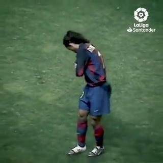 😃🇧🇷✨ 𝙇𝘼 𝙎𝙊𝙉𝙍𝙄𝙎𝘼 𝘿𝙀𝙇 𝙁𝙐́𝙏𝘽𝙊𝙇 está de celebración. 🎈 ¡Muchas felicidades, Ronaldinho! 🎈 #LaLigaSantander #LaLigaHistory
