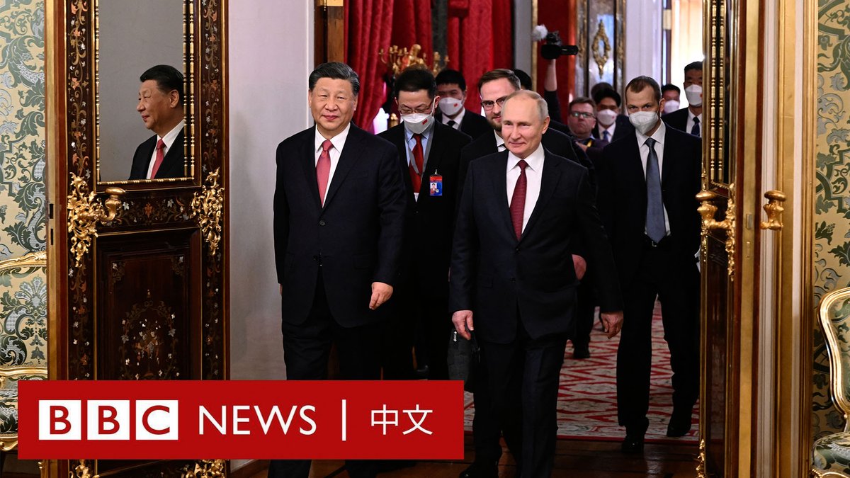 【现场画面】中国国家主席习近平抵达莫斯科克里姆林宫,参加俄罗斯总统普京为其举行的欢迎仪式并开始正式会谈。 普京和习近平周一已进行了四个半小时的非正式交流。据俄罗斯媒体报道,两国领导人周二晚些时候将参加文件签署仪式并发表联合声明。