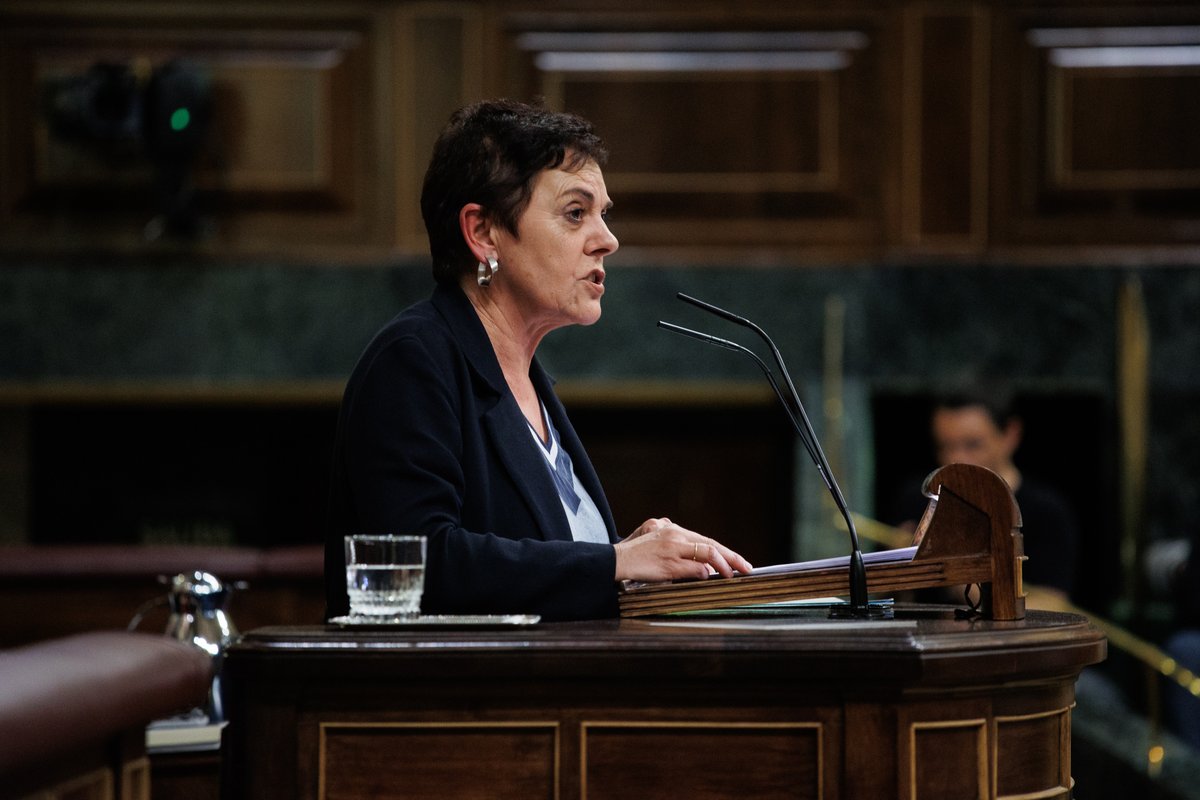 Hoy era necesario recordar que no hubo una ruptura real con el franquismo y las derechas nunca soltaron amarras con ese régimen. La mal llamada Transición se basó en el mantenimiento de la monarquía, el blindaje de las élites y la negación del derecho a decidir. #MocióndeCensura
