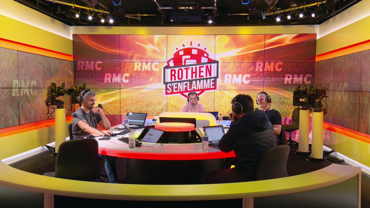 - Messi : "Allez, salut Bertier !" - Galtier : "Euh... c'est Galtier." 😭 Excellent Cazarre qui rejoue l'explication entre Messi et Galtier au PSG ! 🔗 Tous les chroniques de Julien Cazarre sont à retrouver en podcast ►