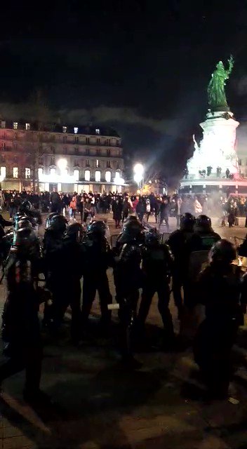 Un membre des FDO lance une grenade en l’air en direction de la foule, qui atterrit et explose directement sur la tête d’un manifestant #Republique #acte6 #ReformedesRetraites 🎥 duquenne