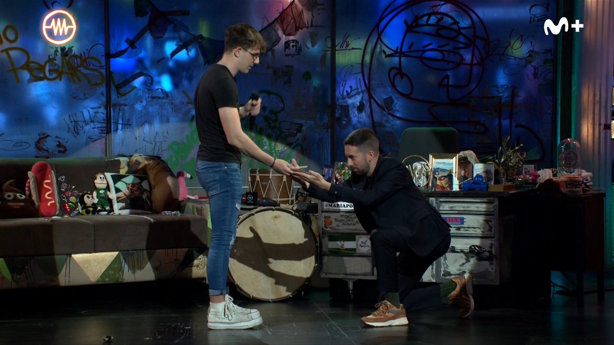 Este chaval es un jugón. Ha empezado en el taburetillo pero es un máquina. Va y le dice a Broncano que si sabe quitar un imperdible jajaja