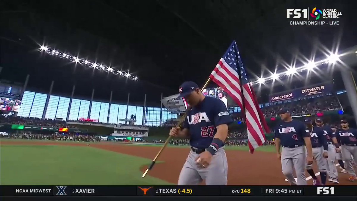 両国国旗を背負って出てくる、大谷とトラウト。どう考えてもカッコ良すぎません?#WBC決勝
