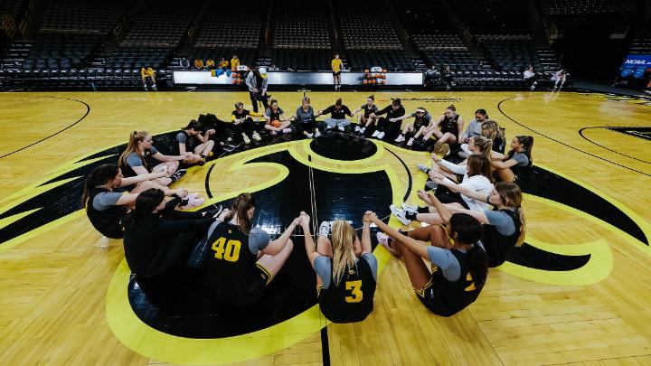 𝐒𝐭𝐫𝐨𝐧𝐠𝐞𝐫 𝐓𝐨𝐠𝐞𝐭𝐡𝐞𝐫 🤝 #Hawkeyes