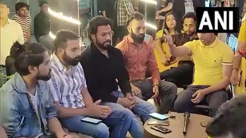 गुरुग्राम : कैफे के बाहर युवाओं ने हनुमान चालीसा का पाठ किया ◆ Video हुआ सोशल मीडिया पर वायरल #Hanumanchalisa | #viralvideo | Hanuman Chalisa