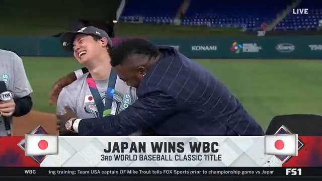 【笑顔溢れる】大谷翔平から「メジャーで憧れた選手」に名前上げられ…MLBレジェンドが大喜び&amp;盛大なハグ