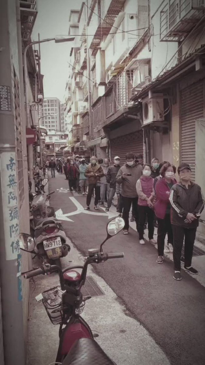 BBC报道：因为政府的高压统治，中国人民为了能填饱肚子，为了能吃一颗鸡蛋果腹，不得不排起长长的队伍购买鸡蛋充饥。万恶的政府必将被人民唾弃，丢进垃圾桶。ʲⁱⁿᵍ ˣⁱᵃⁿᵍ