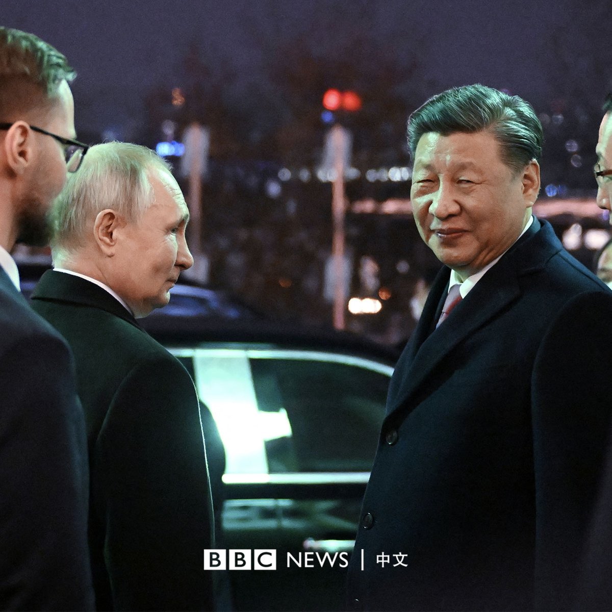 “这也真是百年变局之一部分,我们共同来推动”。 摄影机记录下中国领导人习近平结束与俄罗斯总统的会晤,步出克里姆林宫时,他向普京道别时说道。