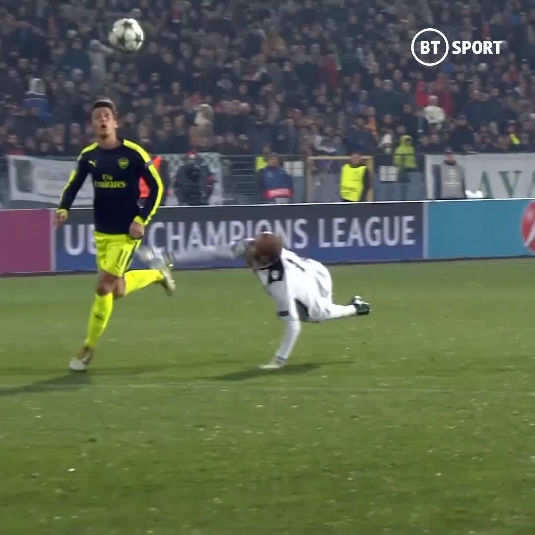 Throwing it back to Mesut Özil sending two Ludogorets defenders for a hot-dog 😍 A player who oozed class.