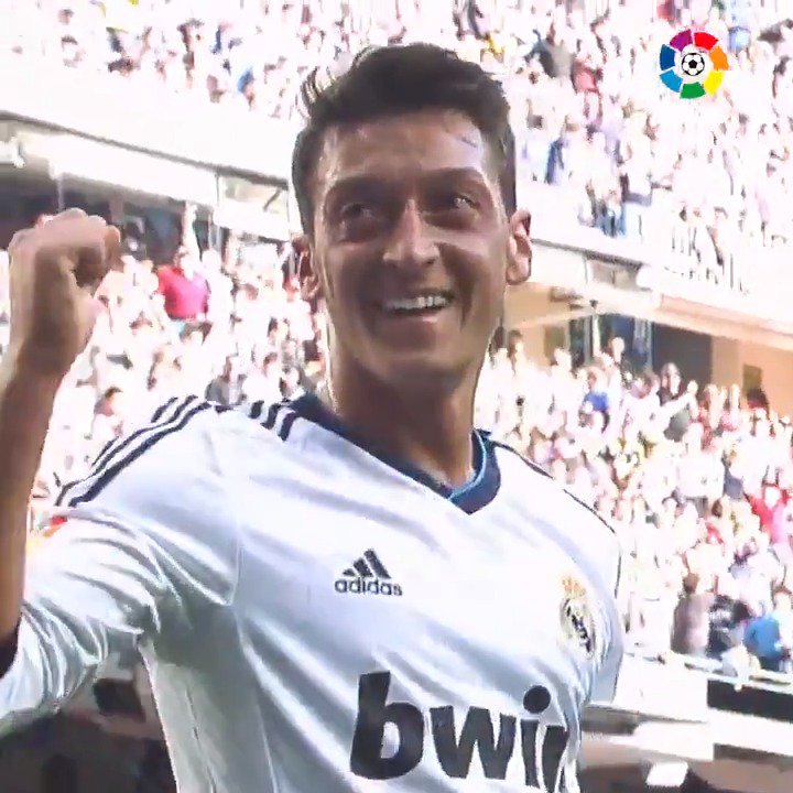 Ozil anunciou a aposentadoria, vai deixar saudades.. O que esse aqui jogou no auge foi PUTARIA!!