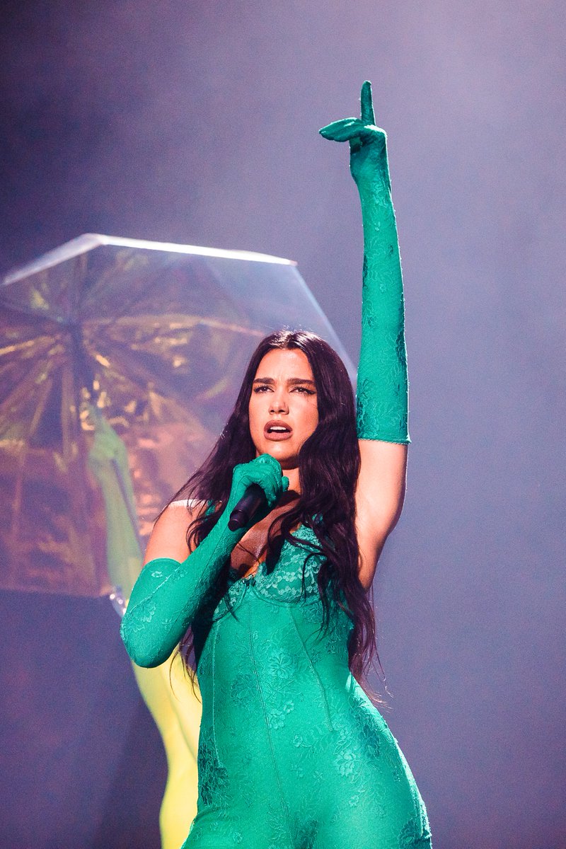 ❌🎤 DUA LIPA PIERDE el micrófono en PLENO CONCIERTO 😱 ¿Cómo habrías REACCIONADO tú? 📽️ Frdy