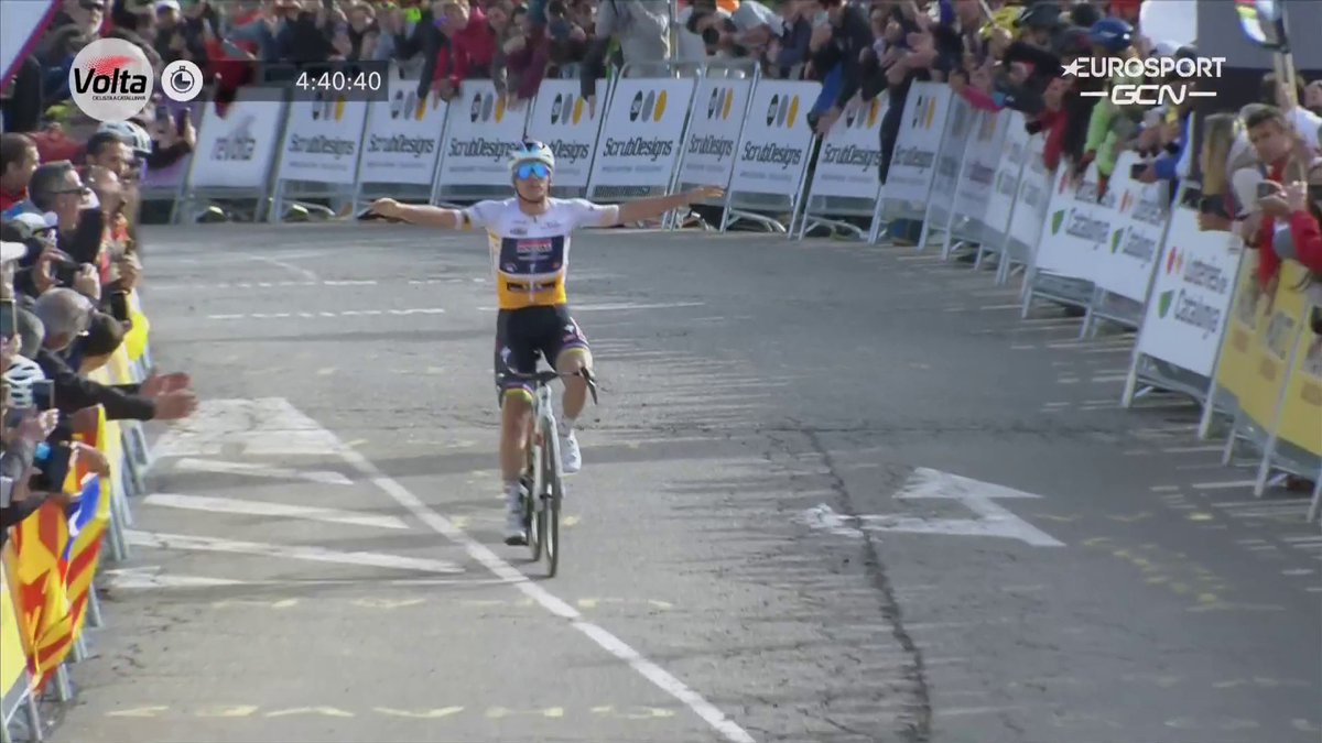🚴🇪🇸 | Drie keer, goede keer! Dit keer is Remco Evenepoel wel Primoz Roglic de baas. Hij wint op La Molina! 🇧🇪🥇 #VoltaCatalunya 📺 Koers kijk je op discovery+