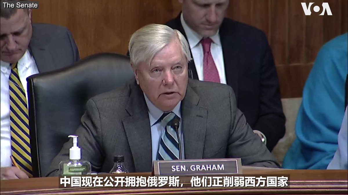 美国国务卿布林肯3月22日在参院拨款委员会的听证会上对两党参议员表示，中国对俄罗斯的支持与美国为结束乌克兰战争所做的努力是相冲突的。共和党参议员格雷厄姆(Sen. Lindsay Graham)在会上要求布林肯考虑将俄罗斯列为支持恐怖主义的国家，并以此警告中国不要向俄罗斯提供致命性支持。