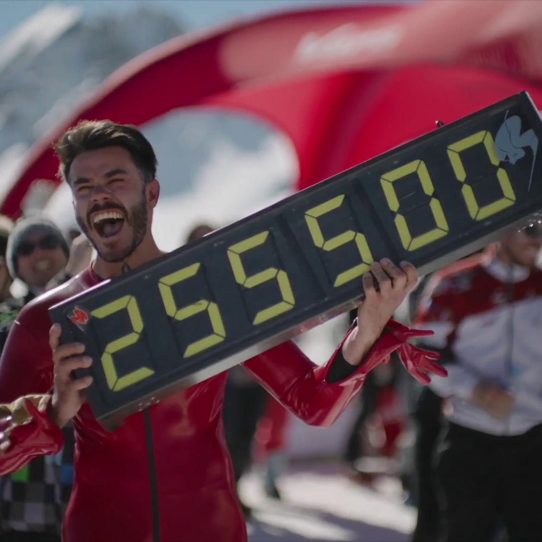 🇫🇷 ⛷️ FLASH | Le skieur français Simon #Billy a battu le record du monde de vitesse à ski en atteignant les 255,5km/h.