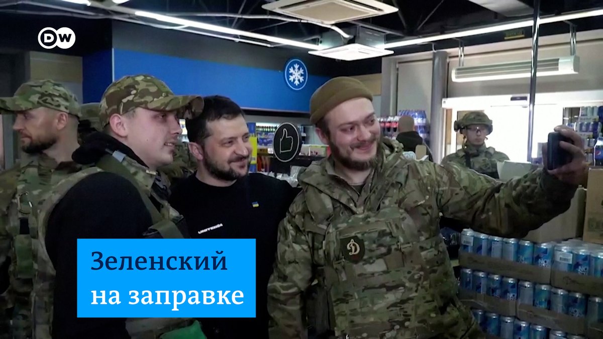 Зеленский возвращался с передовой в Донецкой области и остановился купить кофе на заправке. Сотрудники и посетители заправки стали просить президента сфотографироваться с ним, и вот как он отреагировал
