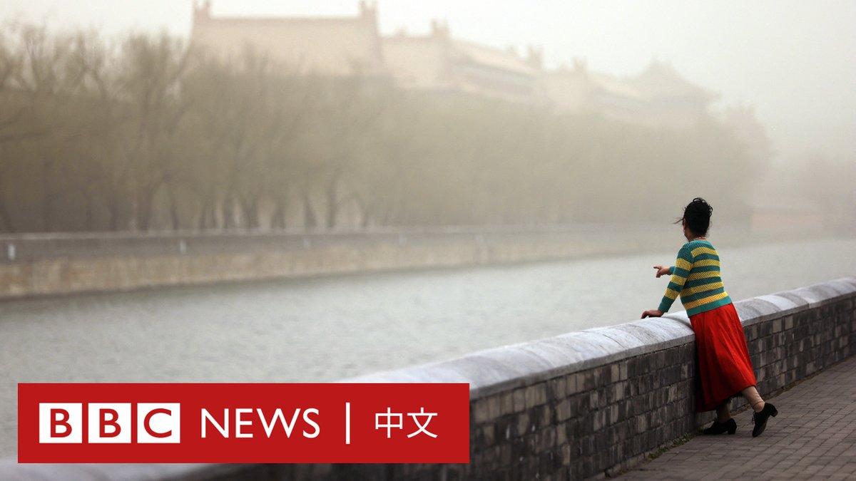 中国首都北京近日迎来今年以来最强沙尘暴。这个拥有2100多万人口的城市被浓浓的浮尘笼罩。气象台发布“黄色”预警，大部分地区最低能见度小于1公里。 有居民表示，城市仿佛“漫天黄土”。还有行人称，沙尘暴使得“地铁里也是一股土的味道”。