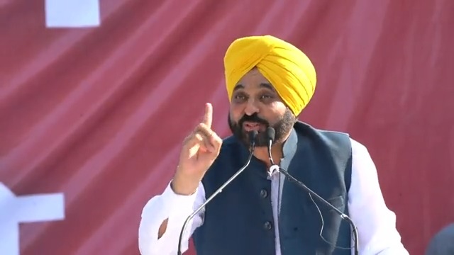 ਅੱਜ ਦੇ ਦਿਨ ਅੰਗਰੇਜ਼ਾਂ ਨੇ 22-23 ਸਾਲ ਦੇ 3 ਨੌਜਵਾਨਾਂ ਨੂੰ ਫਾਂਸੀ ਦੇ ਦਿੱਤੀ ਸੀ…ਉਹਨਾਂ ਨੂੰ ਭੁਲੇਖਾ ਸੀ ਕਿ ਹੁਣ ਸਾਰਾ ਕੁਝ ਕੰਟਰੋਲ ਹੋ ਜਾਵੇਗਾ…ਪਰ ਸਾਡੇ ਸ਼ਹੀਦਾਂ ਦੇ ਵਿਚਾਰ ਜ਼ਿੰਦਾ ਰਹੇ ਤੇ ਸਾਡਾ ਦੇਸ਼ ਆਜ਼ਾਦ ਹੋ ਗਿਆ ਤੇ ਉਹਨਾਂ ਦੇ ਵਿਚਾਰਾਂ ‘ਤੇ ਅੱਜ ਵੀ ਨੌਜਵਾਨ ਪਹਿਰਾ ਦੇ ਰਹੇ ਨੇ…