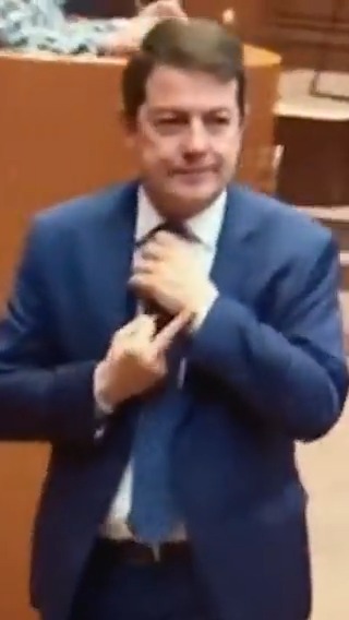 Mañueco, sobre la peineta: “Quien analiza con detenimiento las imágenes se da cuenta de que es un acto involuntario, que doy la espalda a los que se han sentido ofendidos y quienes me conocen bien saben que no es mi estilo” ¿Y el vídeo? “Fíjese bien”