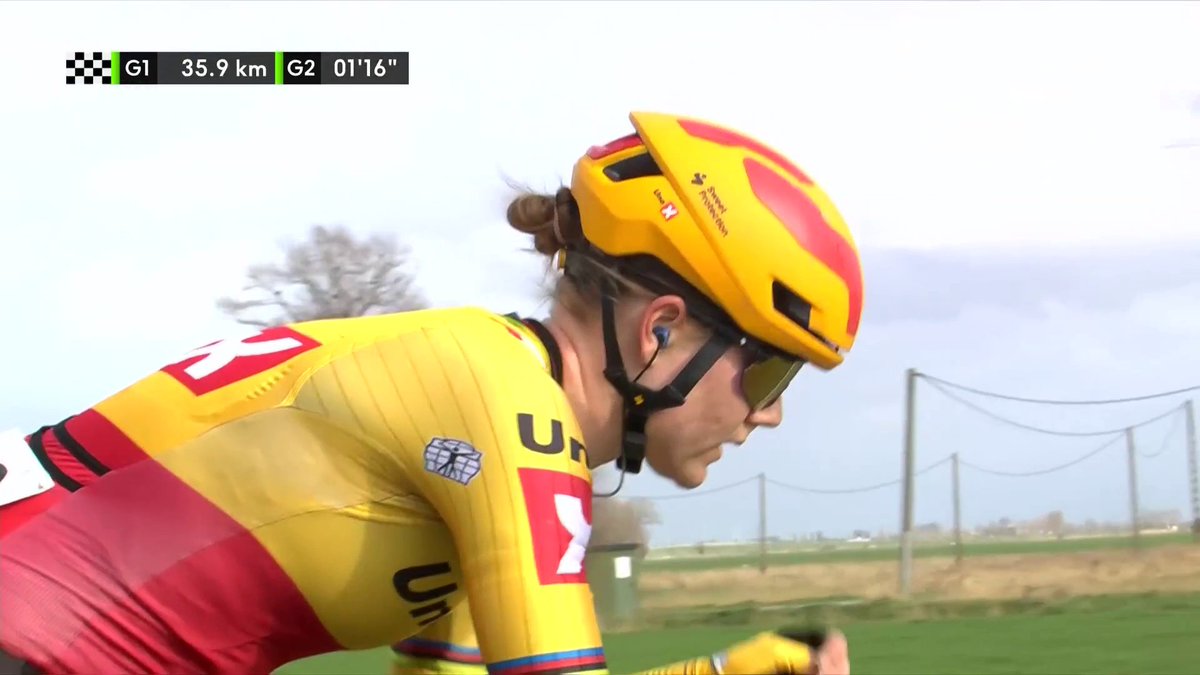 🚴🇧🇪 | Alweer een valpartij. Alleen nu niet van een renster in koers. Deze man dacht gezellig mee te kunnen fietsen, maar dat ging niet goed. 🤕😂#ClassicBruggeDePanne 📺 Koers kijk je op discovery+