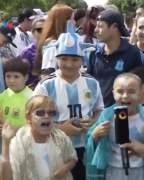 🇦🇷🇦🇷🇦🇷⭐️⭐️⭐️Las minifans de la Selección que reversionaron "Muchaaachooos" para esperar a la Scaloneta en el Monumental: "¡Ahora solo queda festejar!" ⭐️⭐️⭐️🇦🇷🇦🇷🇦🇷