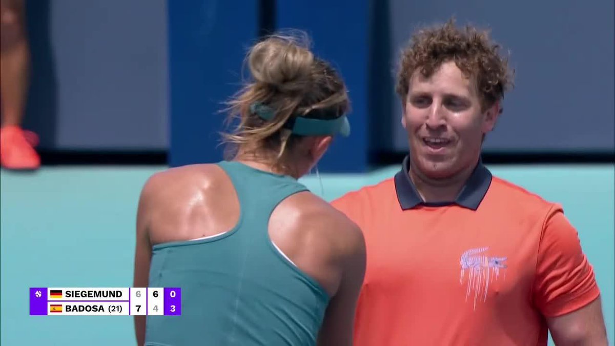 ๐ซถ You love to see it. This ball person at the Miami Open takes centre stage with Paula Badosa ๐พ #MiamiOpen