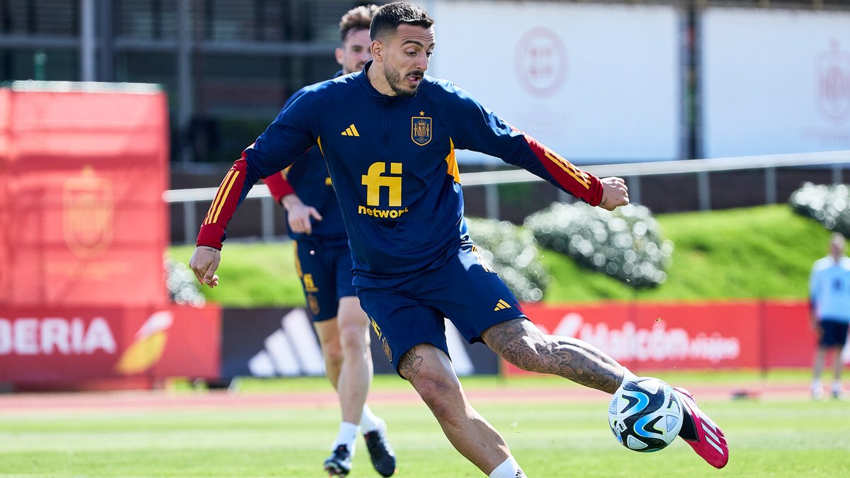 😱 ¡¡Vaya golpeo tienes, Joselu Mato!! Espectaculares golazos los del ariete gallego, pero tenemos una duda... ¿ha entrado el último? ⬇️ ¡¡𝗢𝗦 𝗟𝗘𝗘𝗠𝗢𝗦 𝗘𝗡 𝗖𝗢𝗠𝗘𝗡𝗧𝗔𝗥𝗜𝗢𝗦!! Luego le decimos a él qué opináis la mayoría 😉. #VamosEspaña | #EURO2024