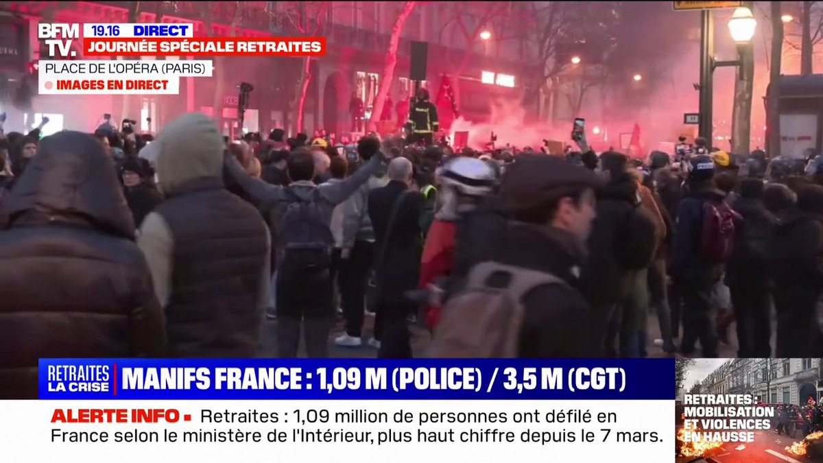 Retraites: les pompiers grévistes arrivent place de l'Opéra, la foule scande "tout le monde aime les pompiers"