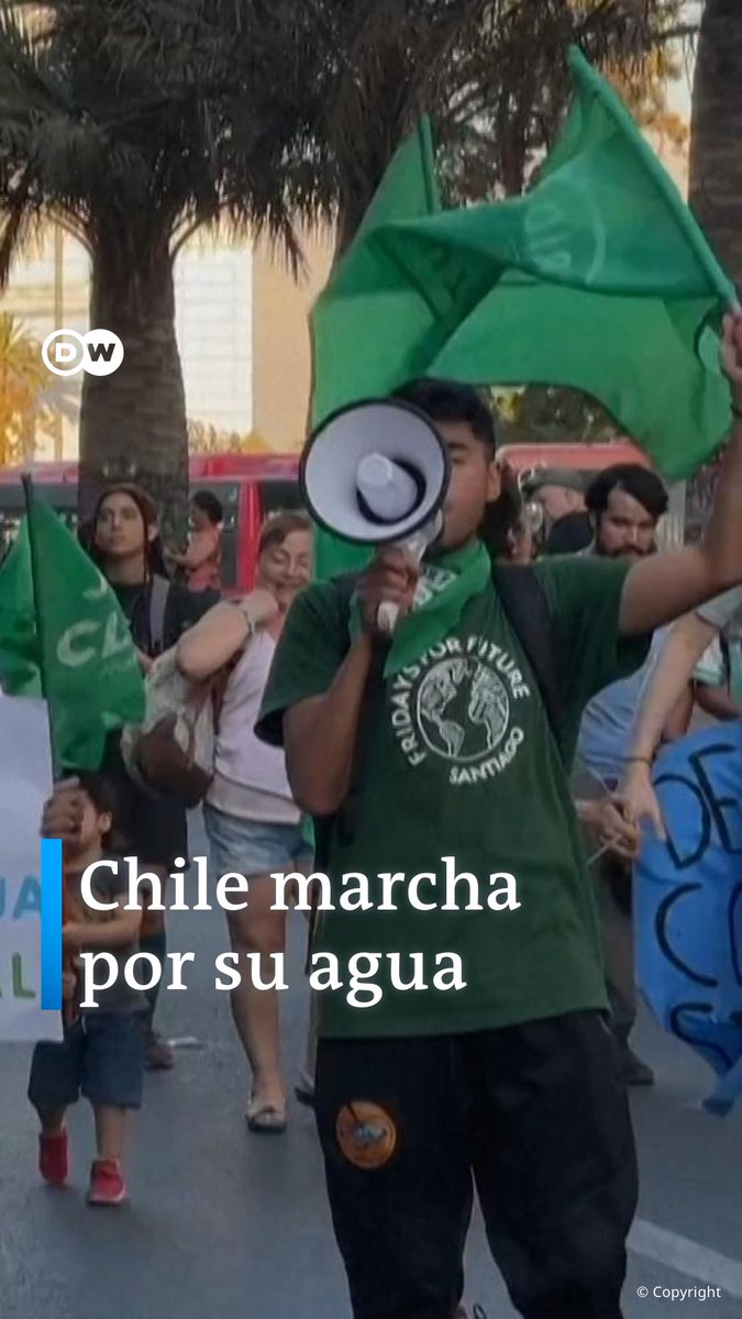 "No es sequía, es saqueo." Cientos de chilenos salen a las calles para exigir la desprivatización de la gestión del agua en medio de una sequía sin precedentes. La actual legislación chilena sobre agua favorece la concentración del recurso en manos privadas. #DWNoticias / ajr