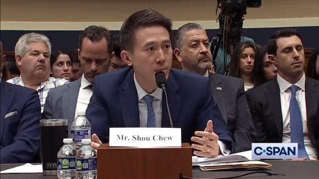 亚利桑那州的勒斯科议员问周受资:“你是否认同中国政府迫害了维吾尔人?” 周受资王顾左右而言他。 最后周说:“我来这里就谈TikTok”。 这一幕恰恰说明了中共全面控制了中国企业和企业家!