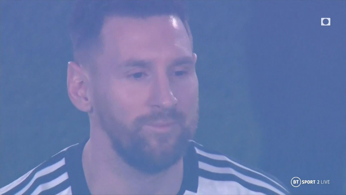 Lionel Messi in tears 😢 What a moment as Argentina welcomes back its World Cup winners.