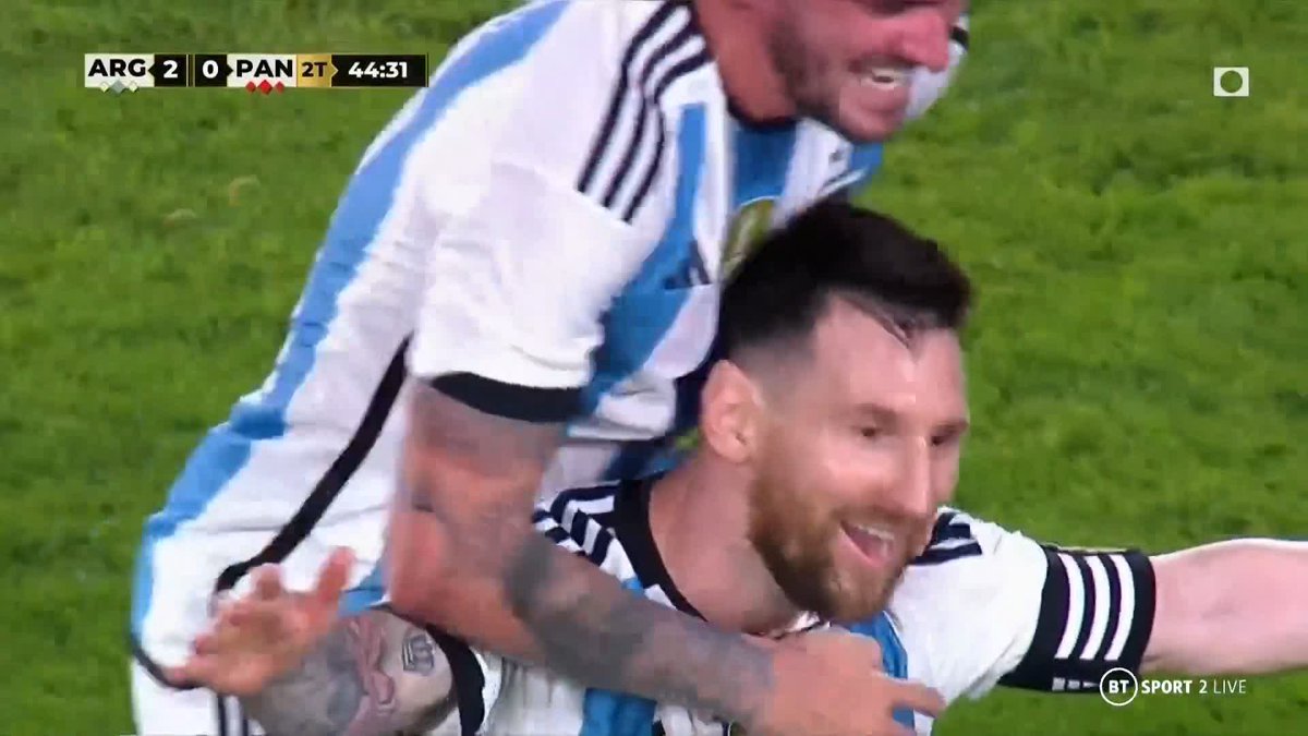 Lionel Messi quite simply is the 🐐 99 international goals. 800 career goals. This is greatness.