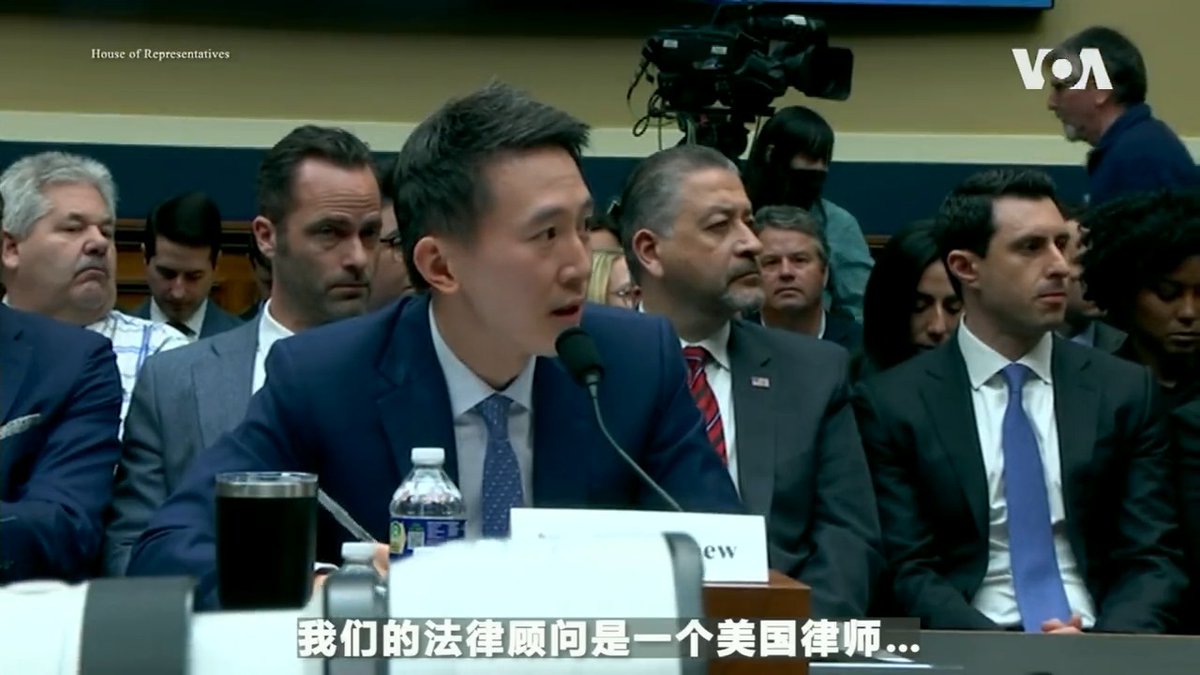 美国国会众议院能源及商务委员会成员周四轮流质问TikTok CEO周受资该公司和其母公司字节跳动及中共的关系。他力图淡化此联系，并时常避免正面回答问题，引发许多议员不满。在不断炮轰下，周受资承认，字节跳动在中国的员工仍能获取美国TikTok用户数据，两个公司也使用同一个律师团队。