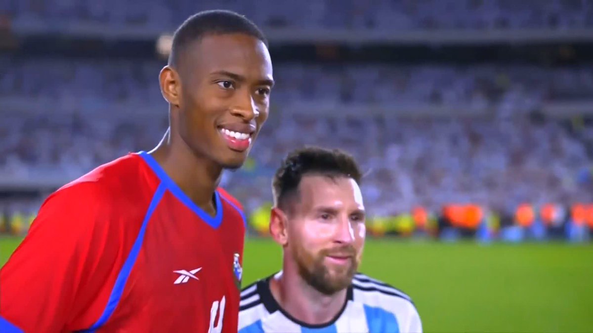 All Panama players wanted a photo with Messi ๐โฅ๏ธ