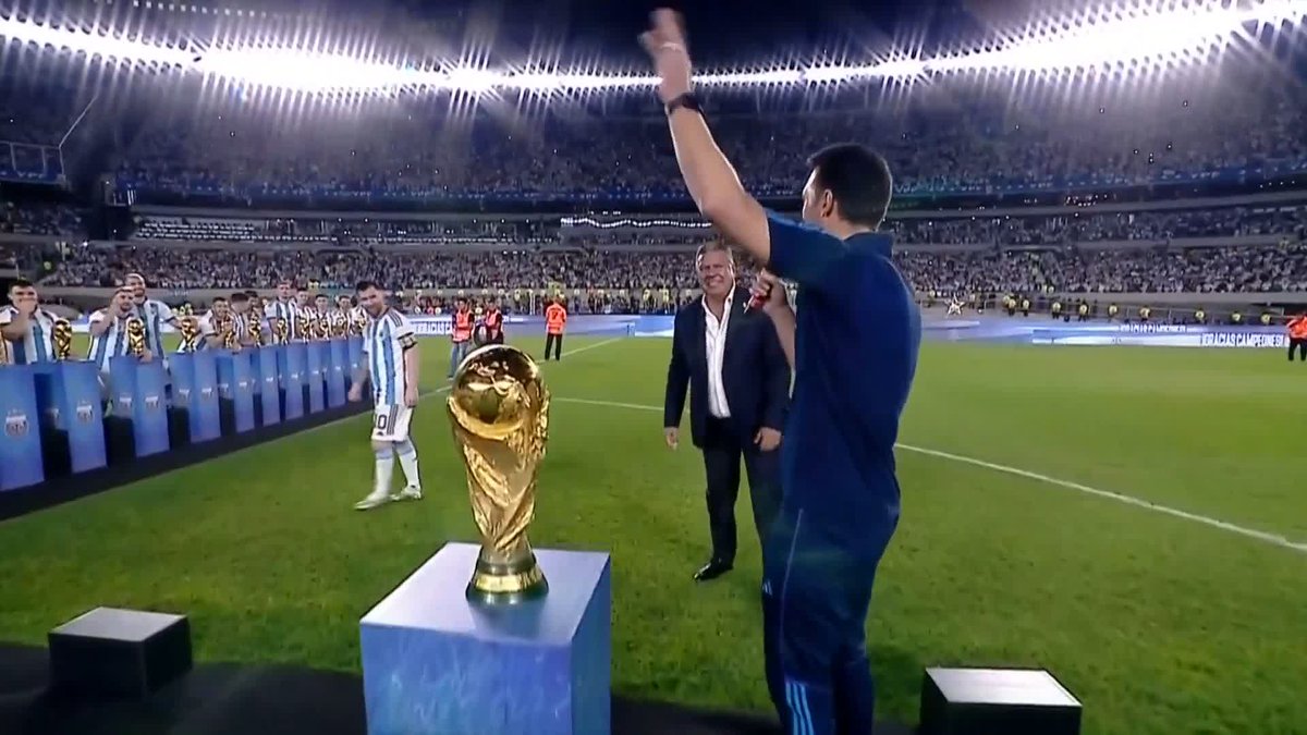 Lionel Scaloni leading the Leo Messi chants 🗣️ (via tntsportsfootball)
