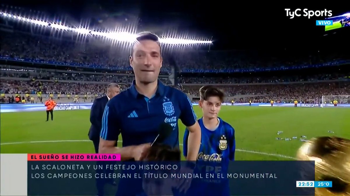 MESSI Y TODO EL MONUMENTAL, AL RITMO DE "LA SCALONETAAAA" 🤍💙